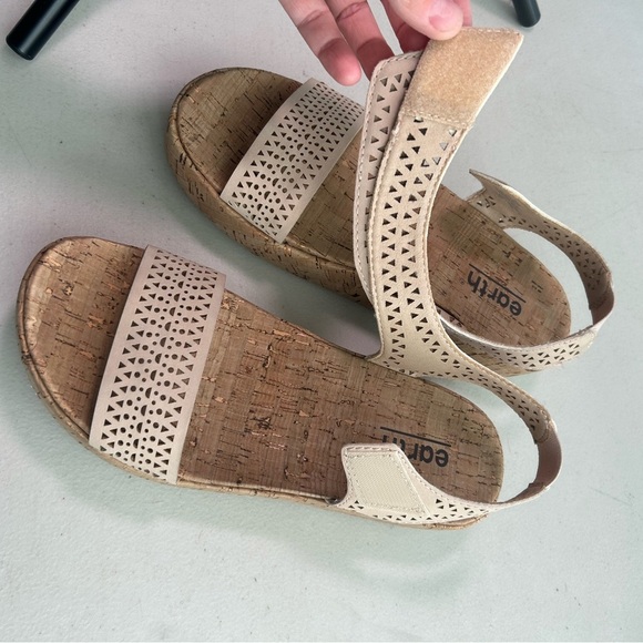 Earth Women's laser cut strap tan/beige Estella Sandals size 8.5 - Picture 9 of 12